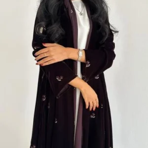 عباية بتصميم عصري