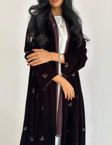 عباية بتصميم عصري